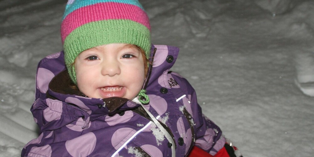 VINTER: Tuva (2 år) har grovmotorikken i orden og koser seg på aketur.