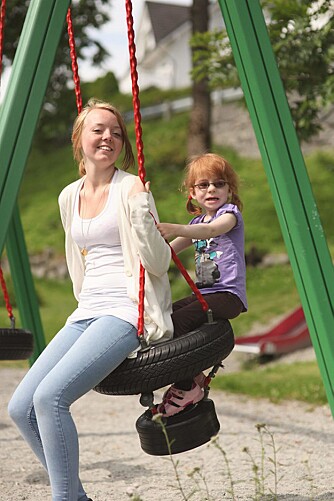 VENNINNER: Tuva (4 år) og storesøster Caroline (17) koser seg sammen.