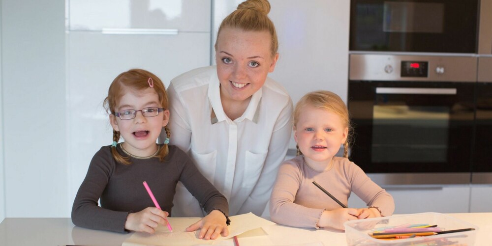 KOSESTUND: Storesøster Caroline hjelper småsøstrene med tegning og bokstavlek.