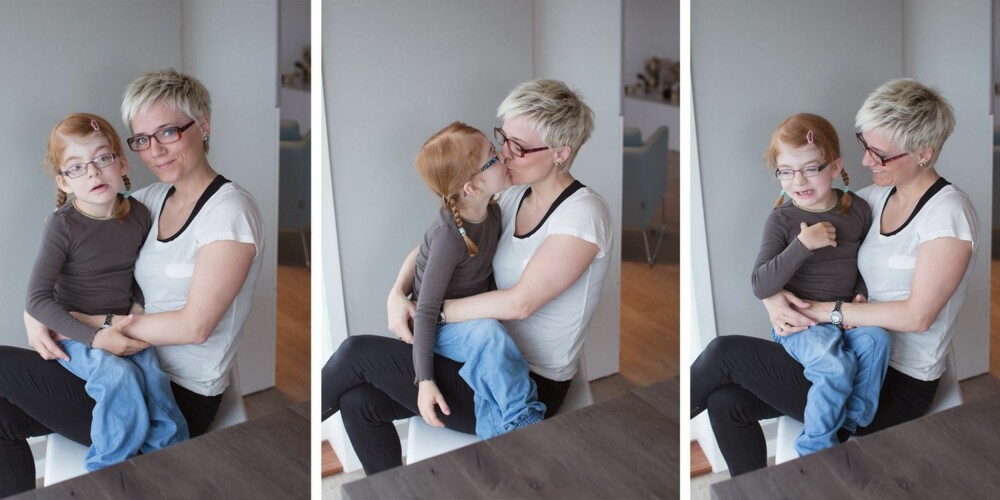 MAMMAKOS: Tuva koser seg på mammas fang. MAMMAKOS: Tuva koser seg på mammas fang.