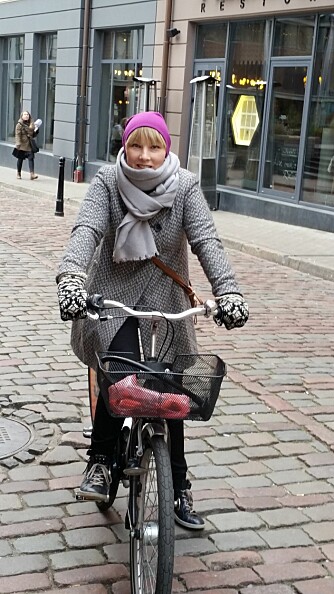 SYKKELEN HJELPER: Trine Stunner (32) har fått en elektrisk sykkel som hjelper henne i hverdagen. FOTO: Privat