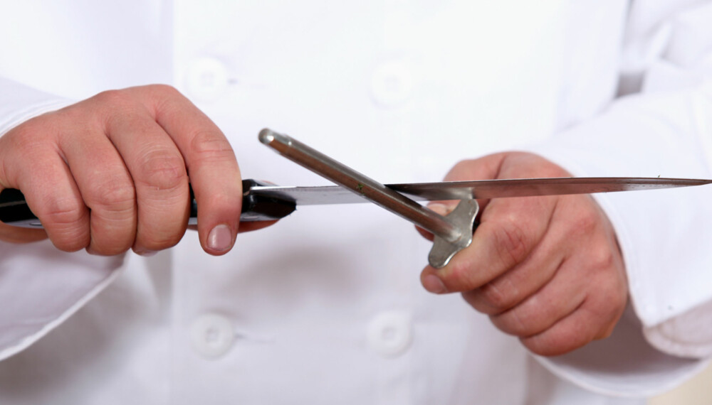UNNGÅ SLØVE KNIVER: Skjerper du knive ofte nok, holder eggen lenger.