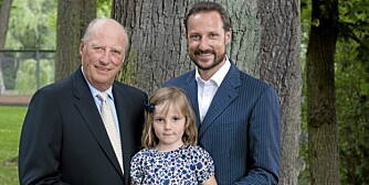 PÅ NETT: Kong Harald, prinsesse Ingrid Alexandra og kronprins Haakon.