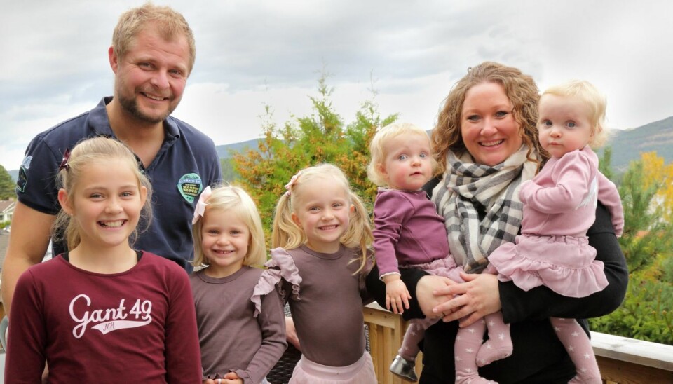 STORFAMILIE: Med fire barn under seks år er det sjelden stille hjemme hos Ingvild Drange Tronhus, mannen Brede, bonusdatter Martine Qvam Tronhus (11), Hermine (3.5), Nicoline (5), og tvillingene Ulrikke og Henriette.
