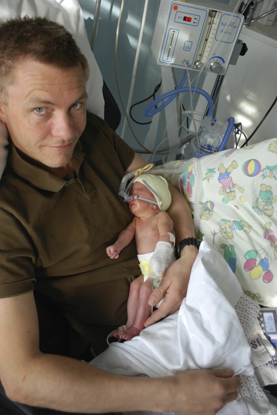 STOLT: Pappa Odd Gunnar viser stolt fram den lille datteren sin.