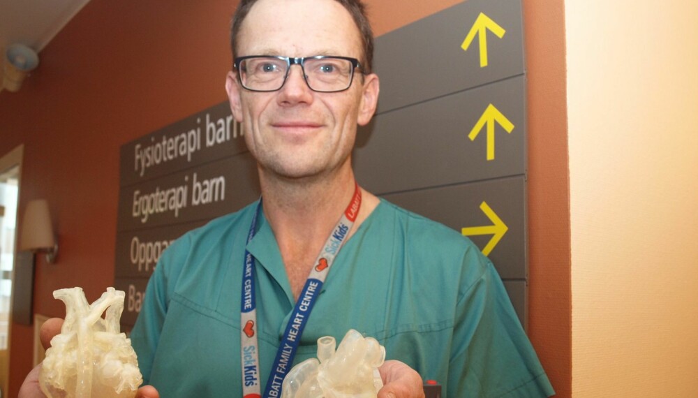 HJERTEMODELLER: Overlege ved Henrik Brun ved Rikshospitalet er svært fornøyd med at sykehuset nå kan bruke eksakte 3D-modeller av hjerter når de skal operere barn med sjeldne hjertefeil. 