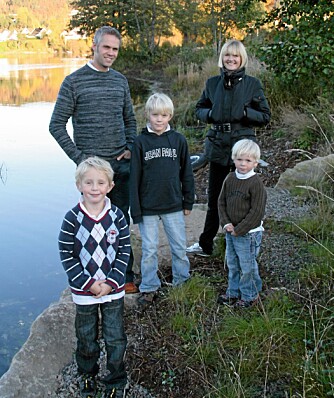 FAMILIEN PÅ TUR: Her er hele familien samlet. F.v. Pappa Erlend, Fredrik, mamma Anne Sofie og David. William står foran.