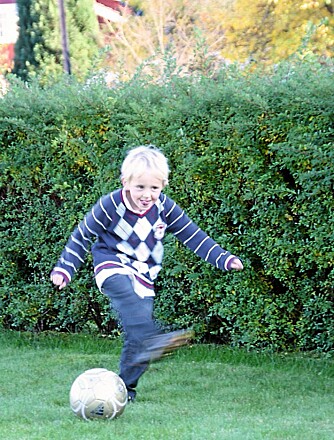 FOTBALLHELT: William er sikker på at han skal spille for Norge når han blir stor. FOTBALLHELT: William er sikker på at han skal spille for Norge når han blir stor.