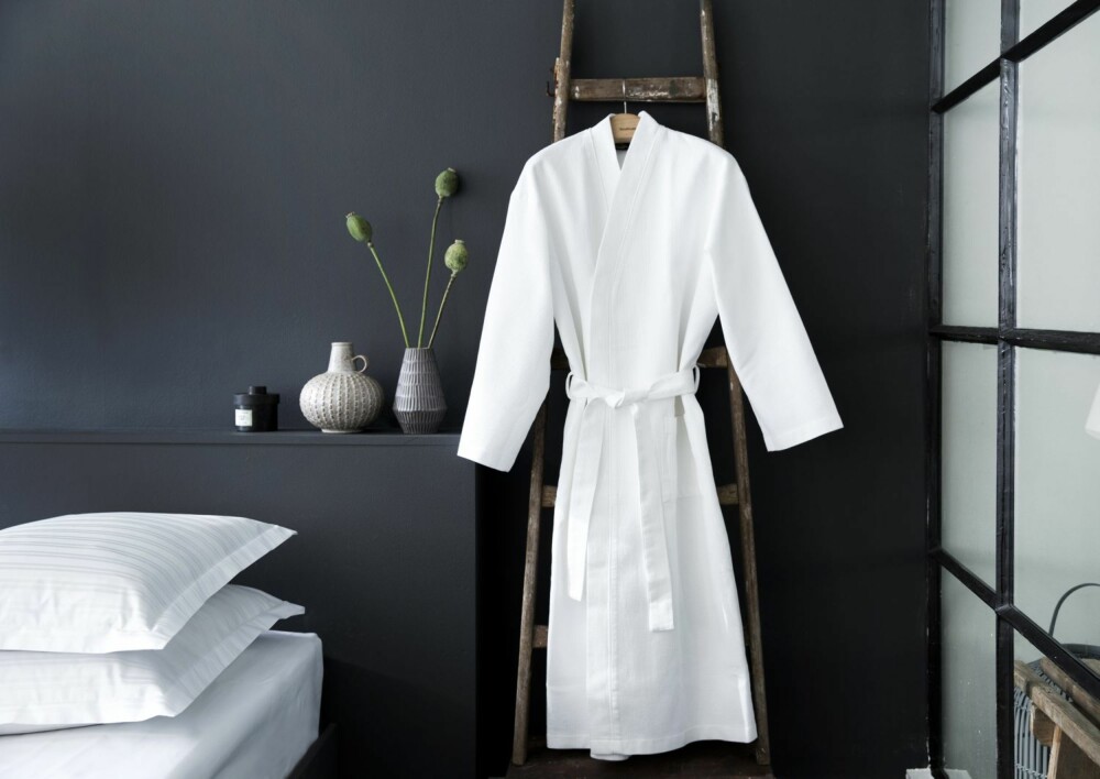 KIMONO: Den klassiske kimonoen fra Georg Jensen Damask er av høy kvalitet med enkelt design. Håndklærne er av damask frotté i dobbeltvunnet, børstet bomull. Mer informasjon om produktene finner du på georgjensen-damask.no.