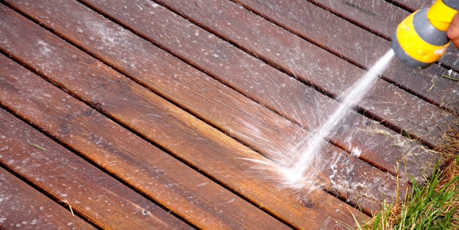 HAGESLANGE: Du bør både begynne og avslutte terrassevasken med å spyle godt med rent vann fra hageslangen.