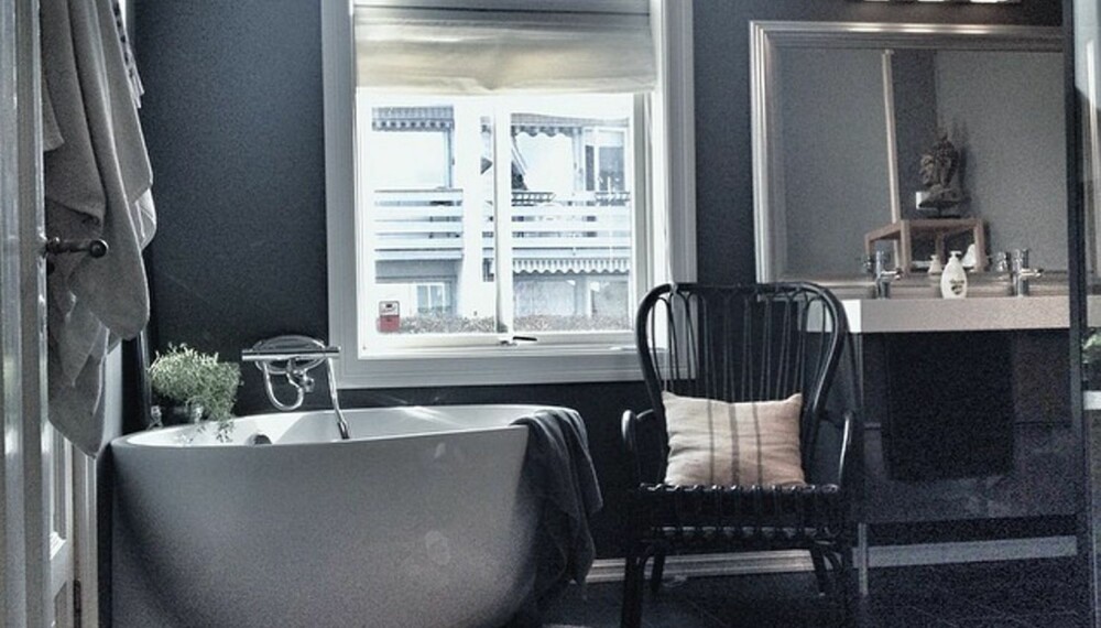 TRENDY:Benedicte Andreassen vant 1. plass. Den gode kombinasjonen av baderomsmøbler og mørke overflater skaper et trendy og glamorøst bad i moderne stil. Badet kan smykke seg med tittelen årets Drømmebad 2014 TRENDY:Benedicte Andreassen vant 1. plass. Den gode kombinasjonen av baderomsmøbler og mørke overflater skaper et trendy og glamorøst bad i moderne stil. Badet kan smykke seg med tittelen årets Drømmebad 2014