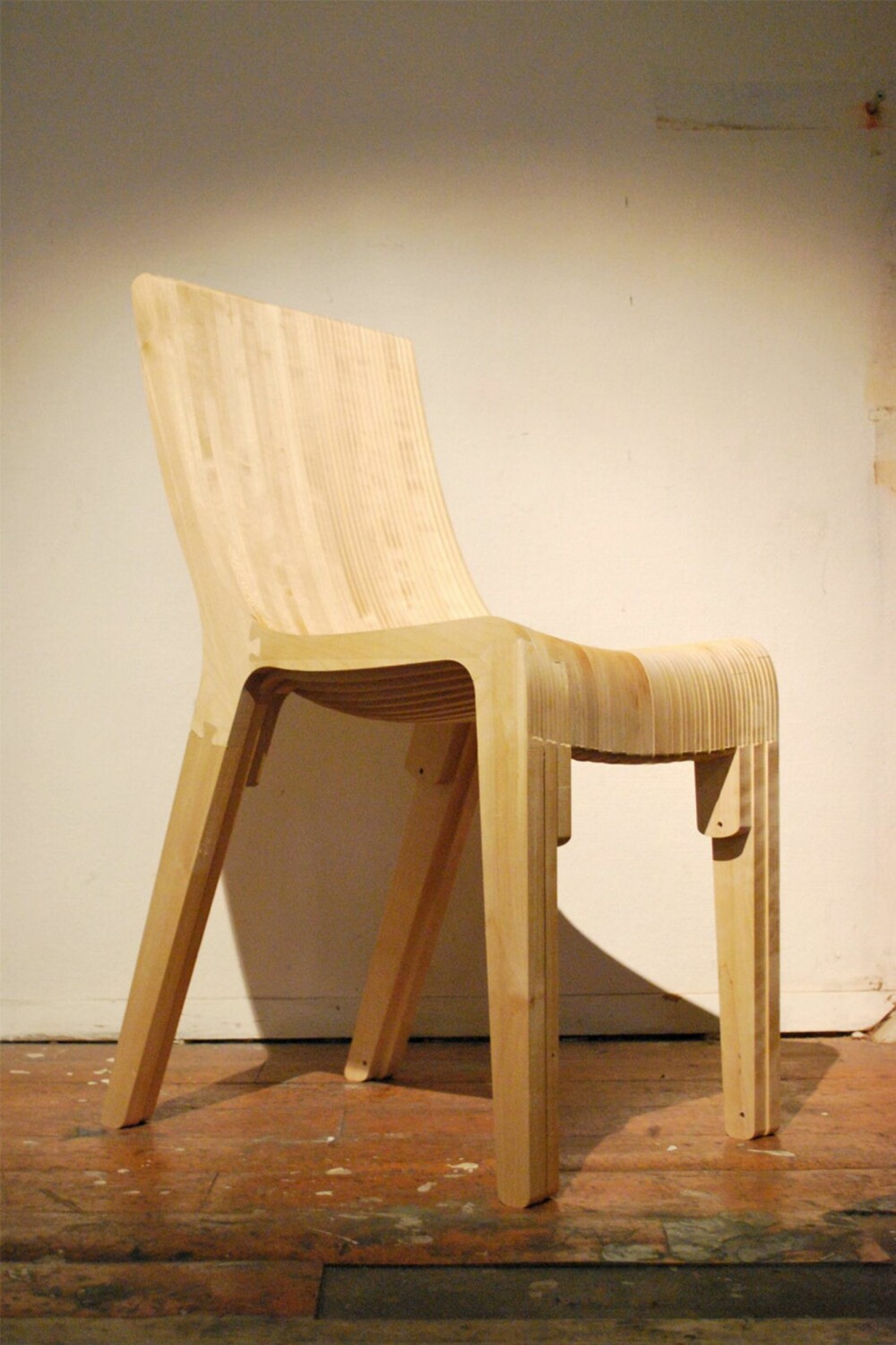 NORSK DESIGN: Denne "Lagstolen", designet av Jens Dyvik, er laget i i heltre bjørk som har grodd på Østlandet og sagd på Haugestad sag i Horten. Kunden bestemte selv hvordan profilen på sete og rygg skulle være. Pris per unik skreddersydd stol er 8.000,- inkl MVA. Standard form er 5.000,-. Stolene kan også fås i deler, som byggesett man limer selv, og laster ned gratis.