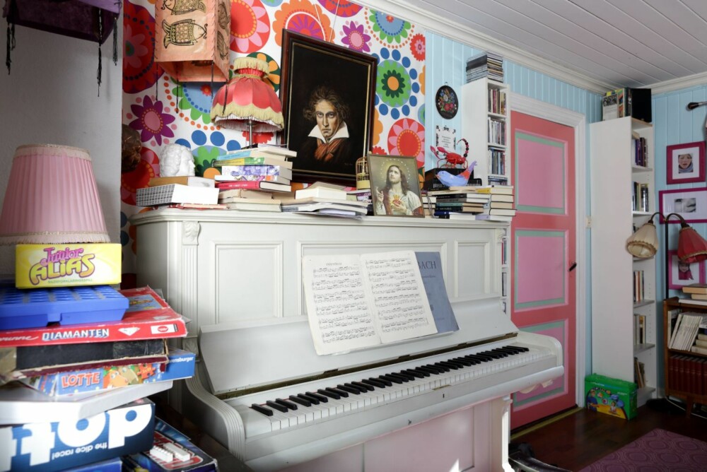 STUE: Over pianoet henger et stoff Ellen har hengt på veggen, og bilde av Beethoven, Jesus og en budeie.