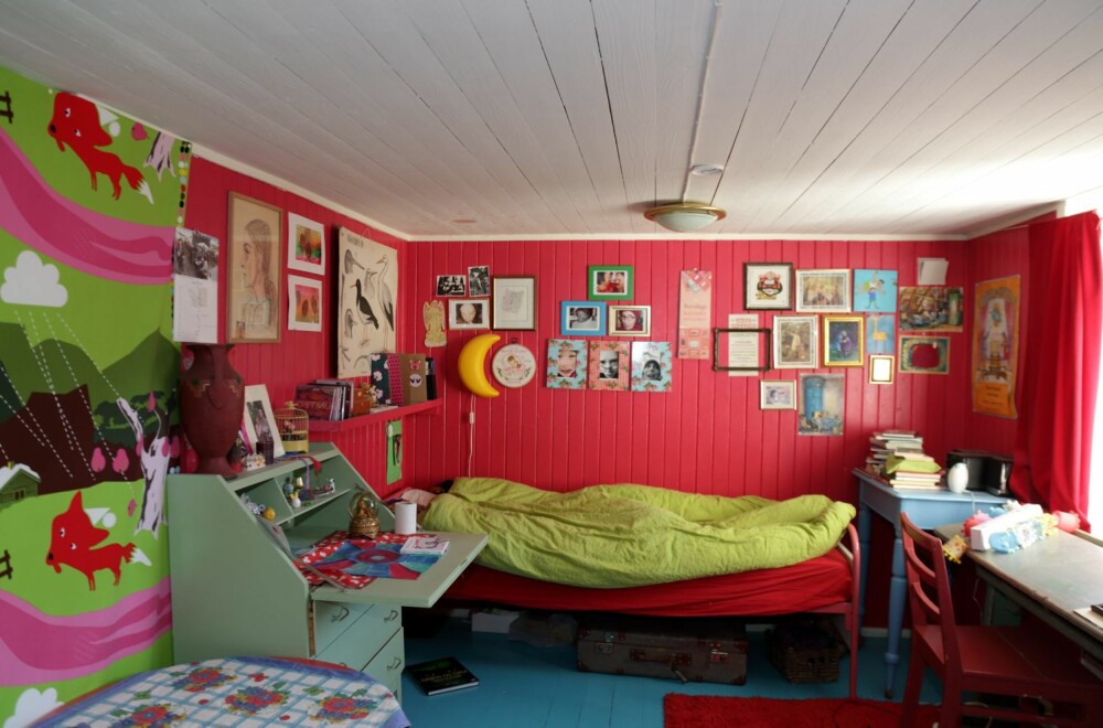 RØDT OG BLÅTT: Storesøsters rom er knall rødt, med blått gulv. - Jeg fikk inspirasjon fra et hjem i Russland, som jeg så i et blad, sier Ellen.