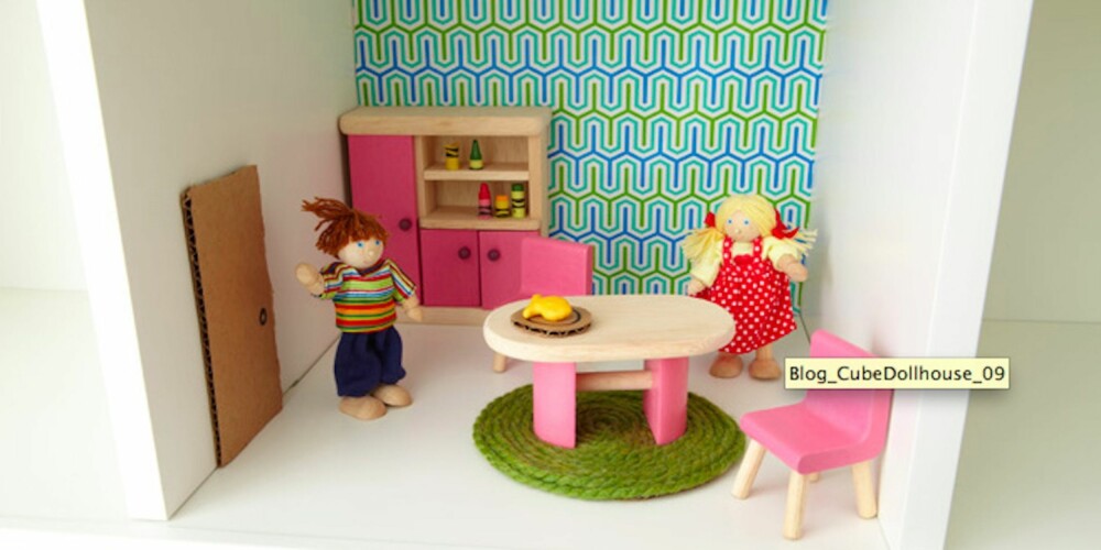 FLYTT RETT INN: Nå kan du supplere med ulike møbler og dukker slik at dukkehuset blir komplett.