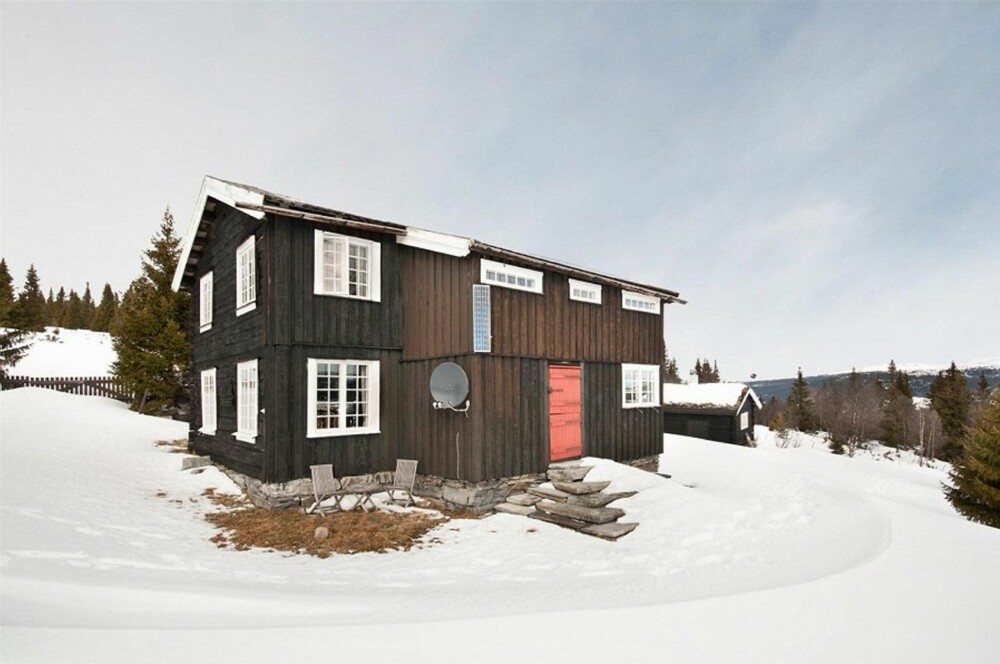 FRA 1600-TALLET: Har du lyst til å ta over en hytte med historie, kan denne i Sør-Fron være aktuell. Tømmerkassa er fra 1600-tallet. Den er priset til 1 450 000 kroner og selges gjennom DNB Eiendom på Lillehammer.