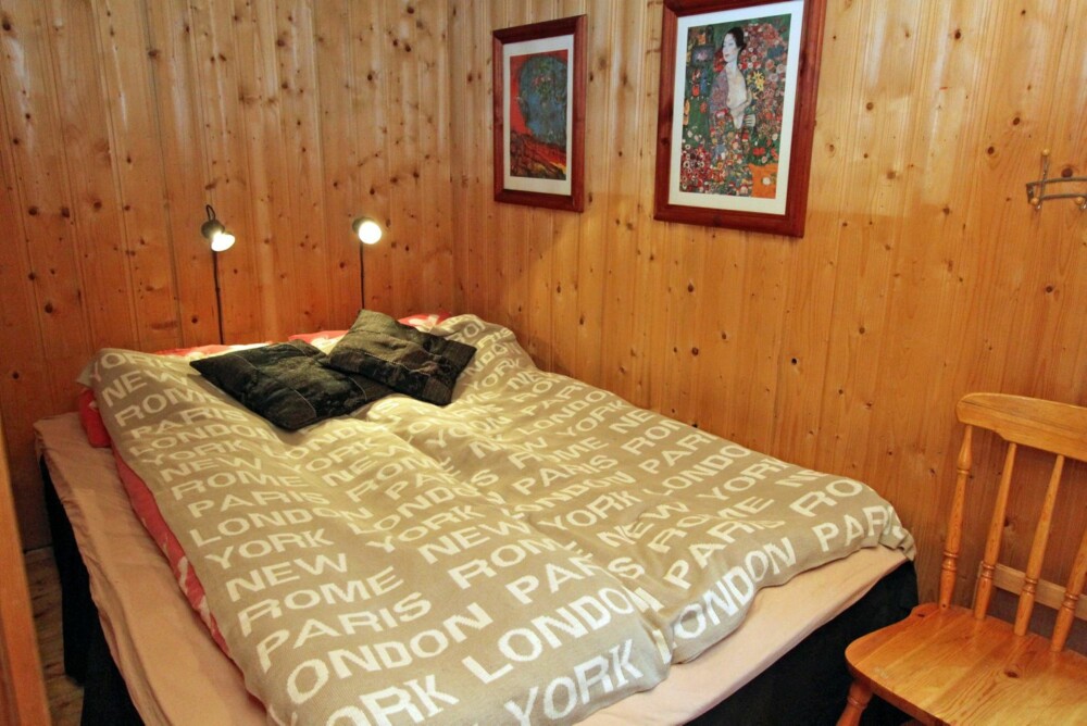 TRIVELIG: Hytta i Reinfjellia har to soverom og er oppgradert i flere runder de siste årene.