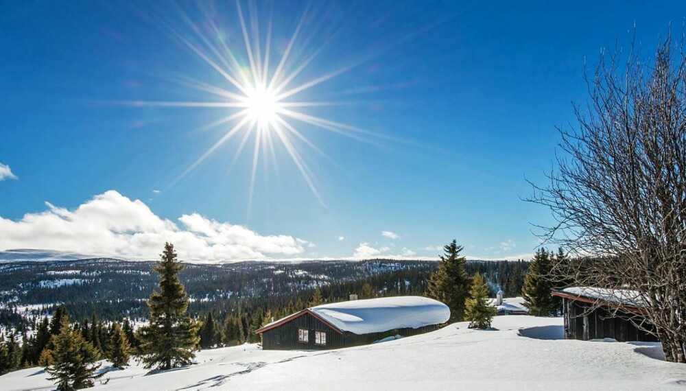 PÅSKESTEMNING: Denne hytta på Svinslåa ved Kvitfjell er priset til 850 000 kroner. Det er oppkjørte løyper rett utenfor hytta, og den selges gjennom Eiendomsmegler 1 på Lillehammer.