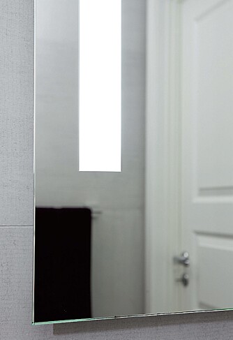 SPEIL MED LYS. Speilet har innfelte lys, det gir et elegant inntrykk og sparer plass på lite bad. Speilet er 55 cm bredt, fra Scala.