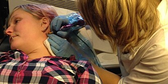 KROPPSKUNST MOT BARNEKREFT: I fjor fikk Trine Nome tatovert et anker bak øret til inntekt for Barnekreftforeningen.