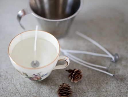 NOSTALGI: En gammel kaffekopp kommer til unnsetning når man skal lage et koselig julelys. Husk bare å hjelpe barnet med å varme stearin i vannbad.