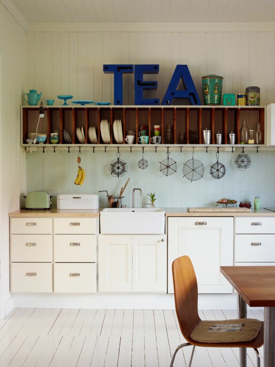 HISTORISK SUS: Kjøkkenskrogene er fra Ikea, men frontene er fra 1920-tallet, samme periode som huset ble bygget. Jon Geir har selv restaurert og tilpasset kjøkkeninnredningen.