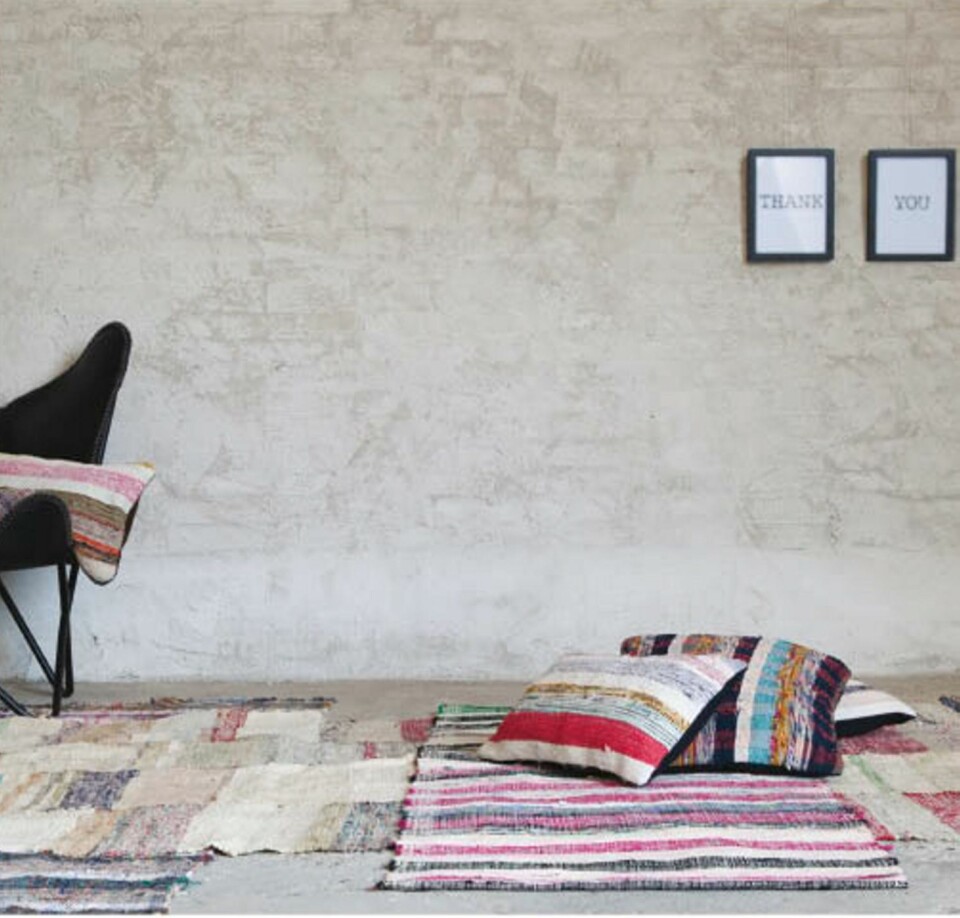 VEVDE TEKSTILER: Med etnisikispirerte tepper, puter og annet tilbehør i tekstil kan du få en et trendy hjem i høst.