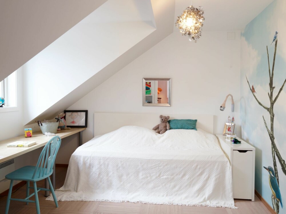 SKRÅTT LYS. Under skråtakets vindu er leksepulten til
Ingrid (6). Ved enden av sengen er det ekstra plass for oppbevaring under nattbordet, Taklampe fra
Habitat, og nattbordslampe fra Seed fra Northern Lighting. Skråtaket er malt med Tidløs S1002-Y, Jotun. SKRÅTT LYS. Under skråtakets vindu er leksepulten til
Ingrid (6). Ved enden av sengen er det ekstra plass for oppbevaring under nattbordet, Taklampe fra
Habitat, og nattbordslampe fra Seed fra Northern Lighting. Skråtaket er malt med Tidløs S1002-Y, Jotun.