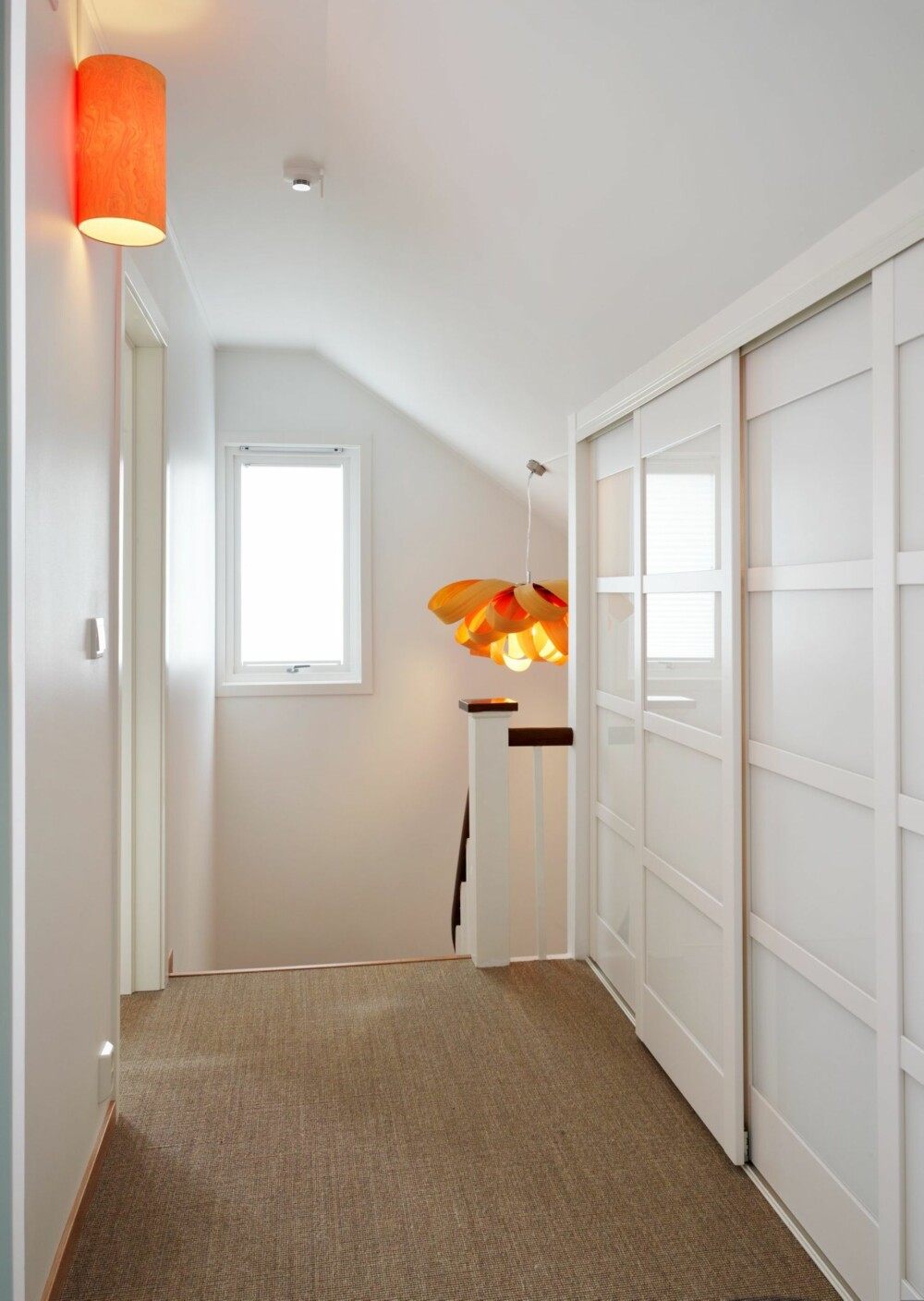 OPPTRAPPET. Lampene i trappen kommer fra Lzf, en kostbar med
heldig investering, mener beboerne. Garderobe fra Langlo dekker hele den ene veggen. Gelenderet er beholdt som det var, mens gangen er malt i klassisk hvit S0500-N. Fargen er videreført ned til første etasje. Gulv i sisal. OPPTRAPPET. Lampene i trappen kommer fra Lzf, en kostbar med
heldig investering, mener beboerne. Garderobe fra Langlo dekker hele den ene veggen. Gelenderet er beholdt som det var, mens gangen er malt i klassisk hvit S0500-N. Fargen er videreført ned til første etasje. Gulv i sisal.