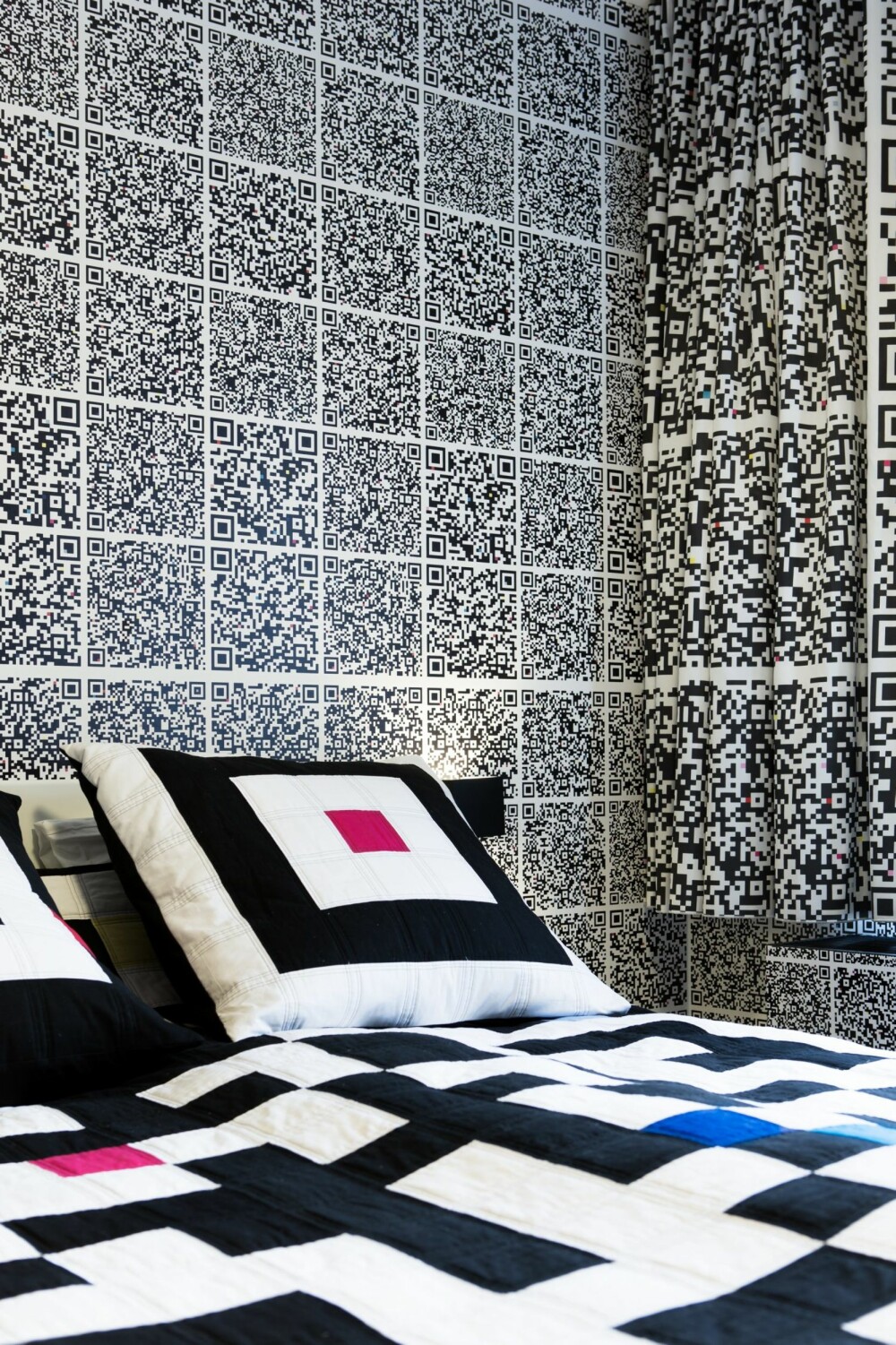 PIKANTE KODER: Mønsteret som preger hele rommet er laget av Antoine Peters i samarbeid med Daphne de Jong.