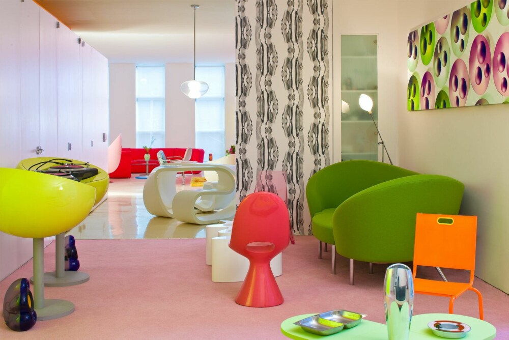 NEONFARGER: Møblene i leiligheten er i klare neonrosa, gul, grønn og oransjetoner.