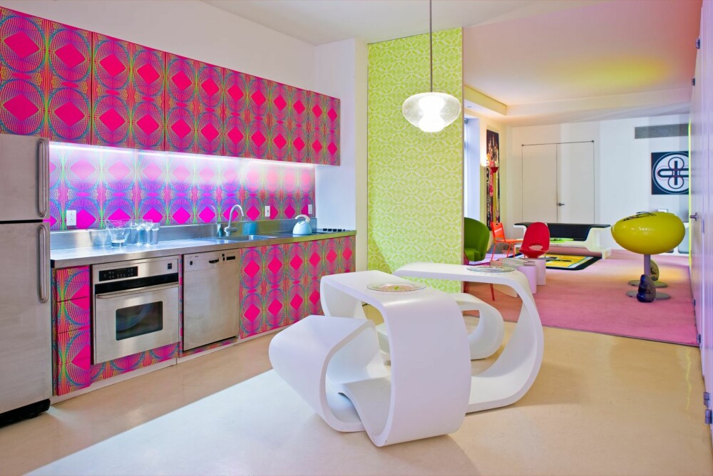 FARGESTERKE MØNSTRE: Kjøkkenet er dekket av psykedeliske mønstre i knæsj rosa og det hvite epoxy gulvet reflekterer de sterke fargene.