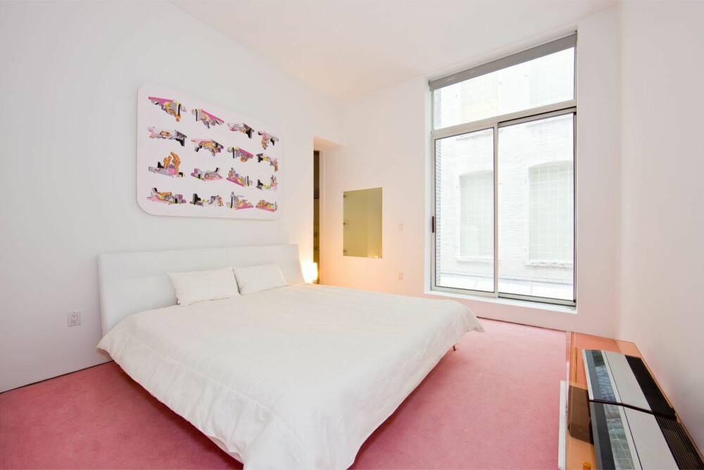 SOVEROM: På soverommet har designeren valgt å bryte den hvite basen med et rosa gulv