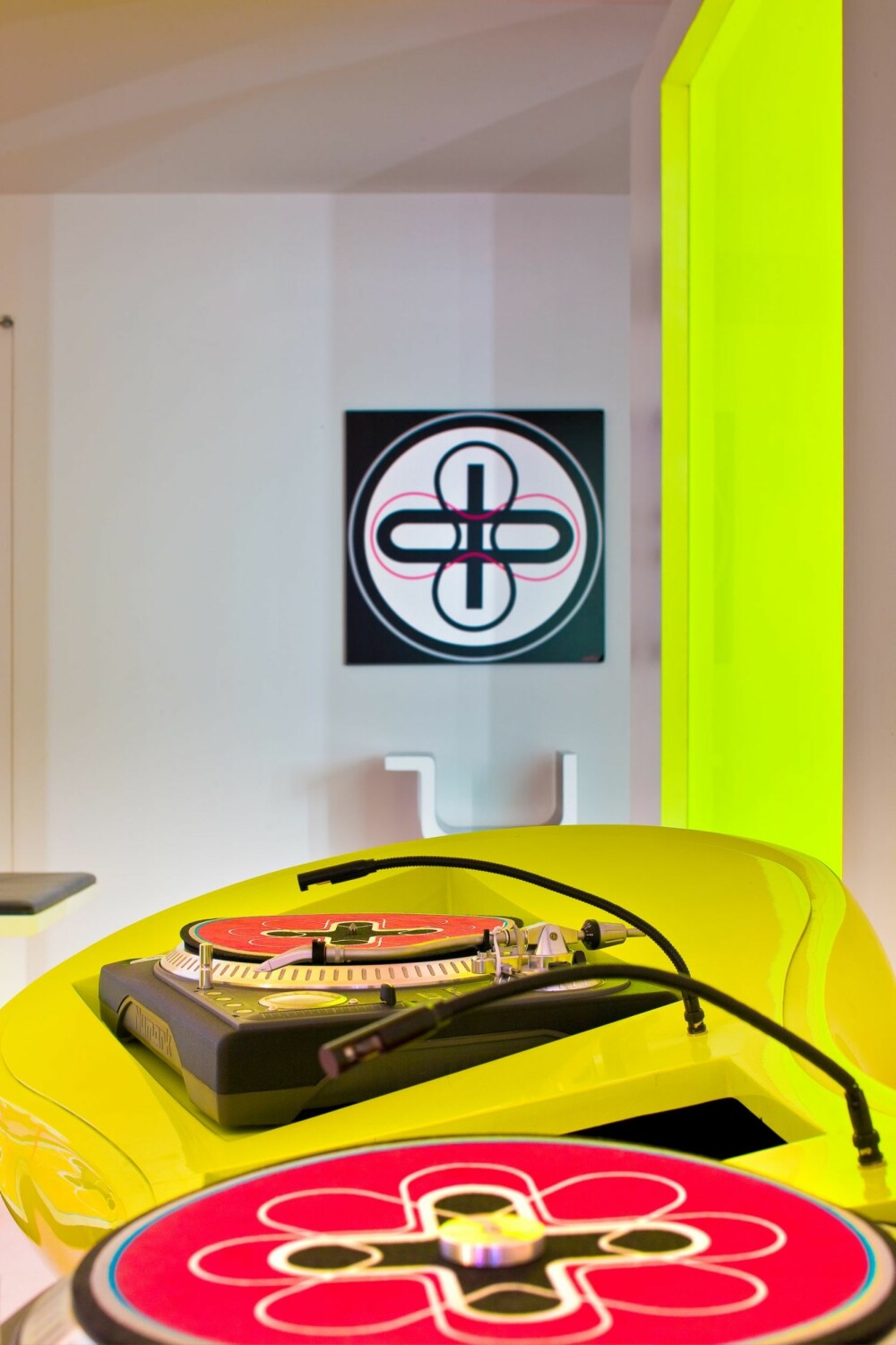 KREATIV STEREO: Musikkanlegget i leiligheten står i stil til resten, med organiske former og neonfarget plast.