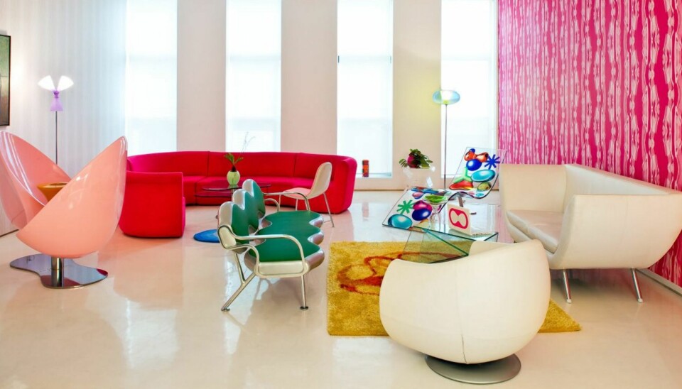 NEONFARGER: designer Karim Rashid er kjent for sin særegne og fargesterke stil. Hans egen leilighet i New York er intet unntak.
