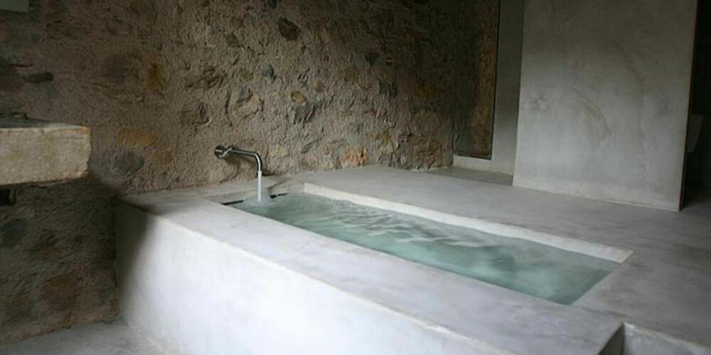 HER ROER MAN NED: Den nesten nakne inntrykket på badet gjør at fokus blir på det som er viktig her; vann, stein, ro.