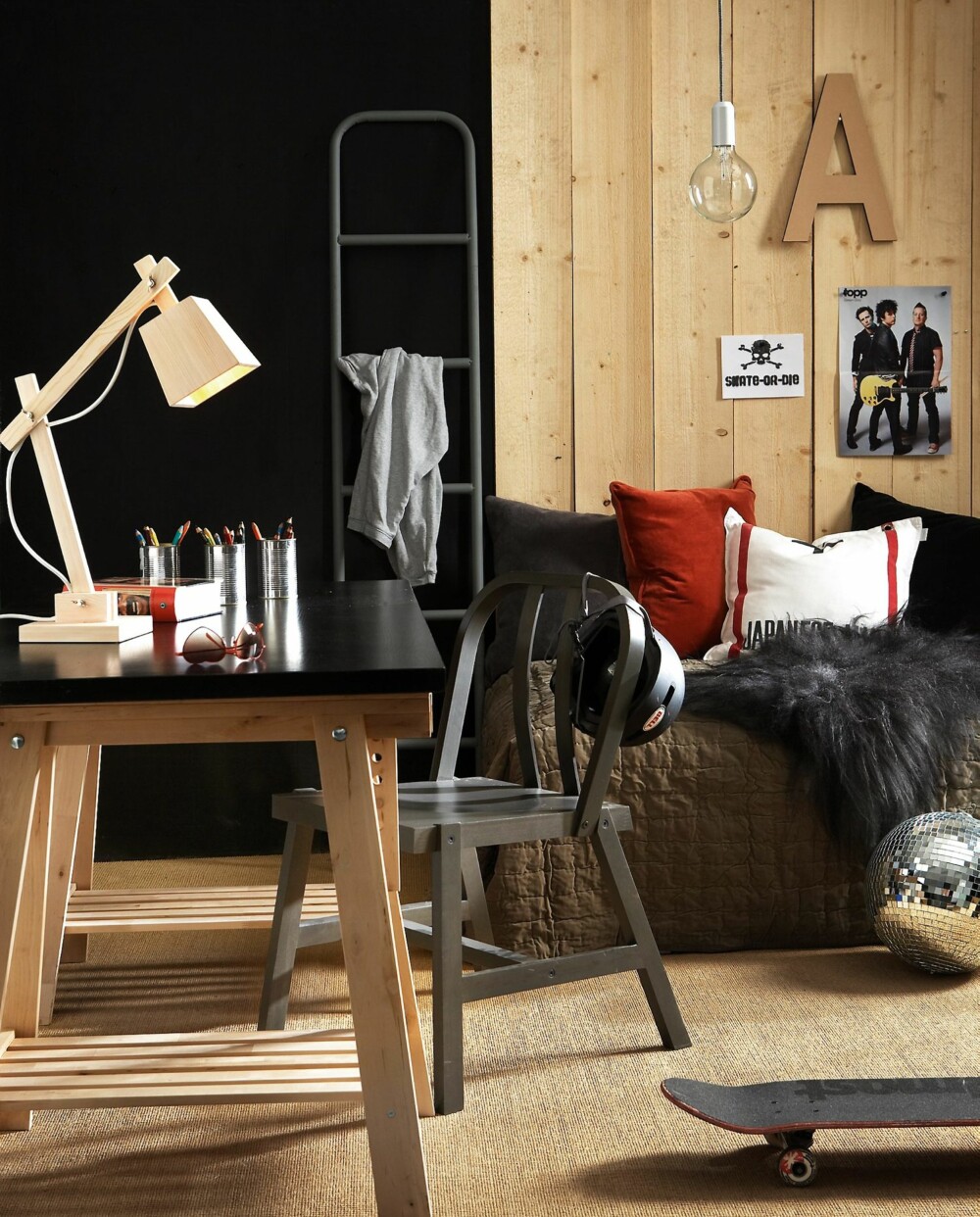 KUL ARBEIDSPLASS: Med tøffe møbler og en kul leselampe kan tenåringsrommet bli kult og trendy.
