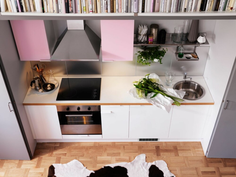 VÅGER DU: Et rosa kjøkken er dristig, men kombinerer du det med hvitt, som her, sikrer du at du ikke går så raskt lei. Applåd kjøkken, kr 5900 eks. hvitevarer og belysning, Ikea.