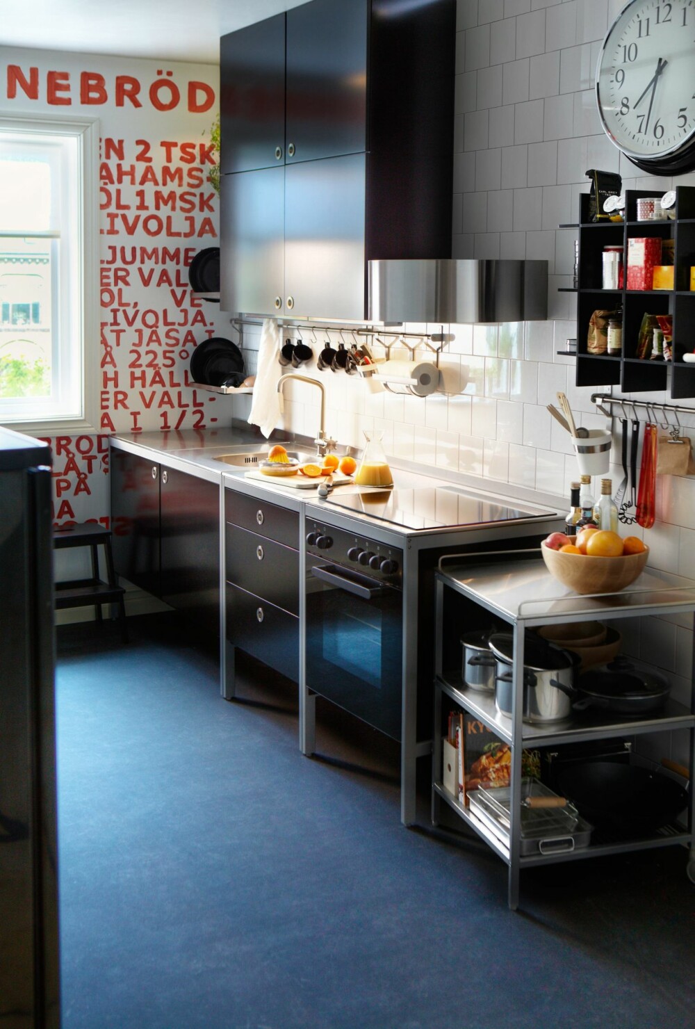 UNGT OG URBANT: Har du liten plass, er Udden kjøkken genialt. Det setter i tillegg et urbant preg på rommet. Kr 6230, eks. belysning og hvitevarer, Ikea.
