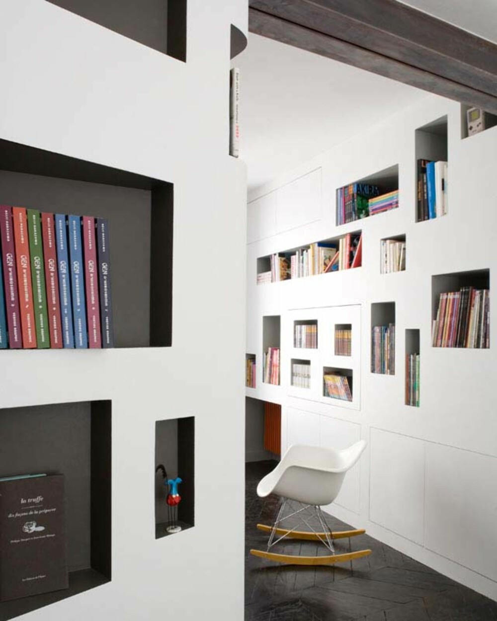I VEGGEN: Å gjemme rom og oppbevaring i nisjer og hyller på veggen, gjør at verdifull gulvplass frigjøres.