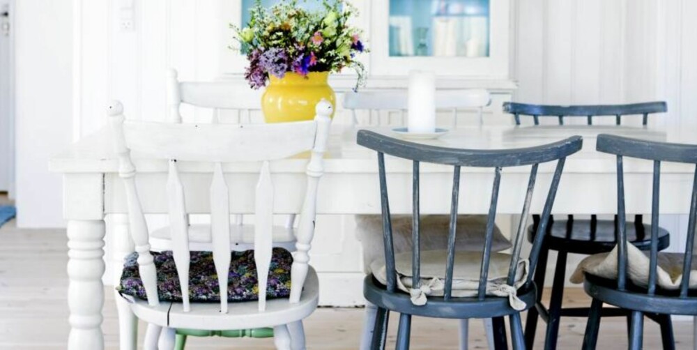 FARGEFEST: Du trenger ikke å ha det kjedelig på kjøkkenet med stoler i samme farge.