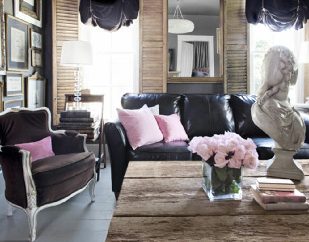 TILFØR LITT DRAMA: Å sette en unik vintage stol sammen med en mer moderne sofa gir stuen en kul stil.