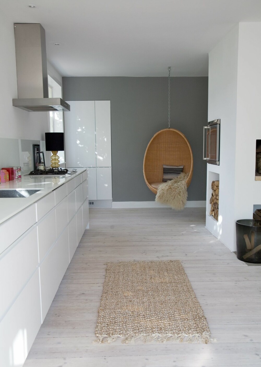 NORDISK: Gå for et hvitt kjøkken, grå vegg, matt gulv og innslag av tre om du ønsker denne stilen.