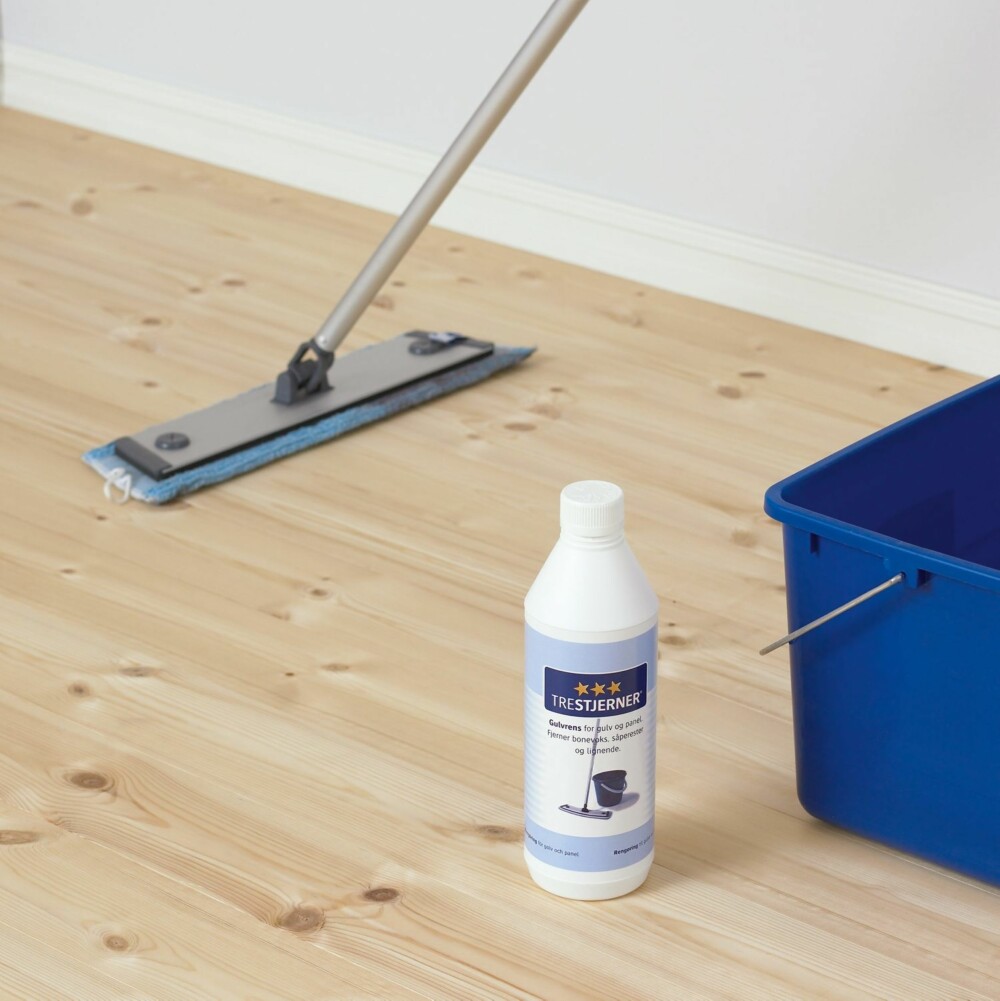 GRUNDIG VASK: Om du ikke skal slipe gulvet, anbefaler ifi en grundig vask og behandling med gulvrens.