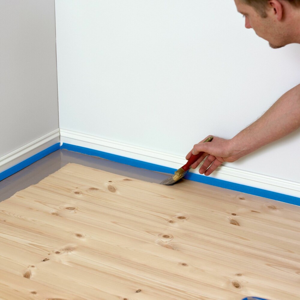 LANGS VEGGEN: Langs veggene bør du bruke pensel, mens på gulvet kan det være lurt med forlengerskaft.