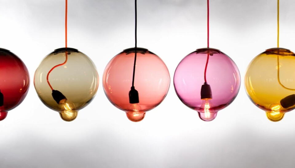 FARGET GLASS GIR FARGET LYS: De kunstferdige glasspendlene Meltdown er fra Johan Lindstén Studio og lages i ulike typer farget glass.