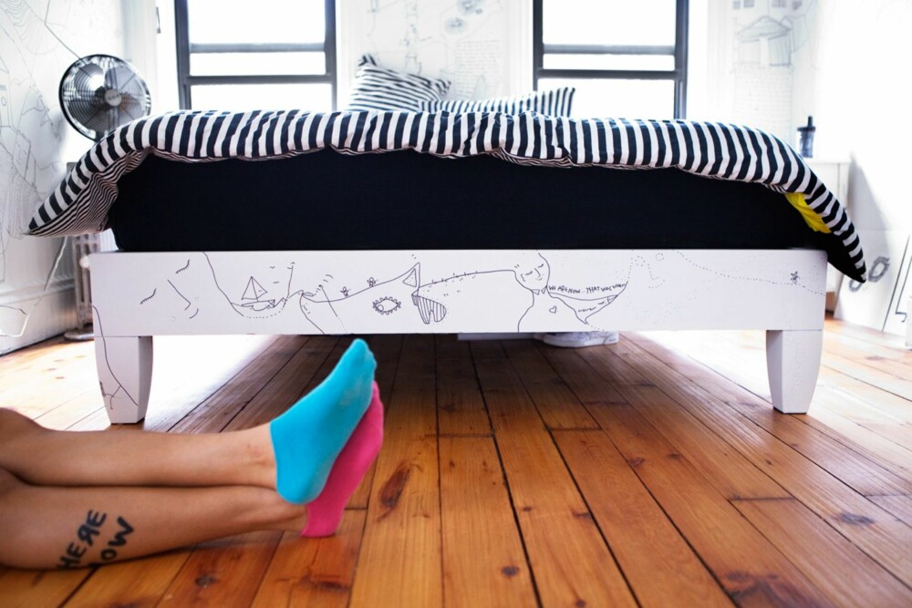 TEGNER PÅ ALT: Kunstneren sier selv at hun tegner på alle hvite flater og objekter. Her har sengen blitt utsmykket med tegninger.