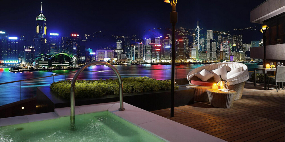 DYR UTSIKT: 79,000 kroner natten må du punge ut med for å kunne nyte denne utsikten fra InterContinental Hotel i Hong Kong. DYR UTSIKT: 79,000 kroner natten må du punge ut med for å kunne nyte denne utsikten fra InterContinental Hotel i Hong Kong.