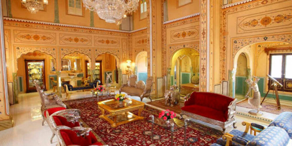 FORGYLT: På The Presidential Suite på The Raj Palace Hotel i byen Jaipur koster det deg "bare" 258,000 kroner natten. FORGYLT: På The Presidential Suite på The Raj Palace Hotel i byen Jaipur koster det deg "bare" 258,000 kroner natten.