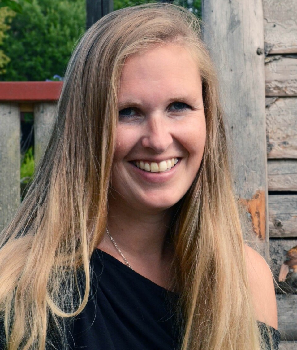 IKKE KYLLINGER OG GULE DUKER: Cathrine Gjessing går for egg i forskjellige varianter, fjær, levende lys, grønne planter og linduker i påsken.